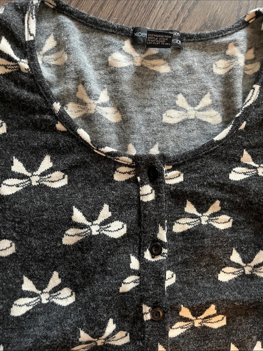 Black Puff-Sleeve Cardigan Top with Ivory Bow Motif - Picture 4 of 6